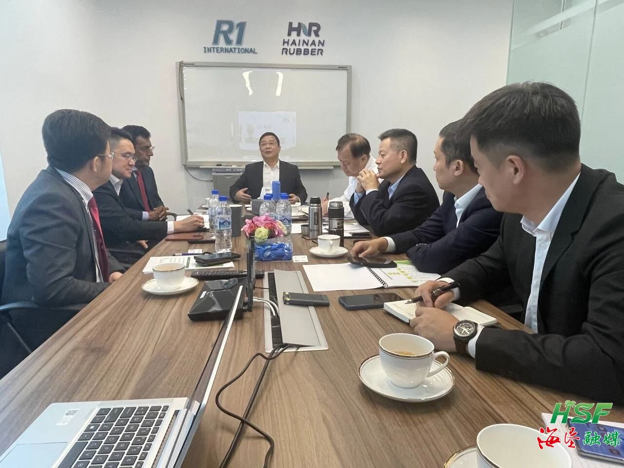 包洪文一行与R1公司座谈互换。