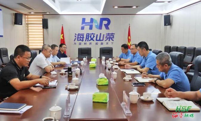 艾轶伦在海南橡胶山荣分公司座谈。